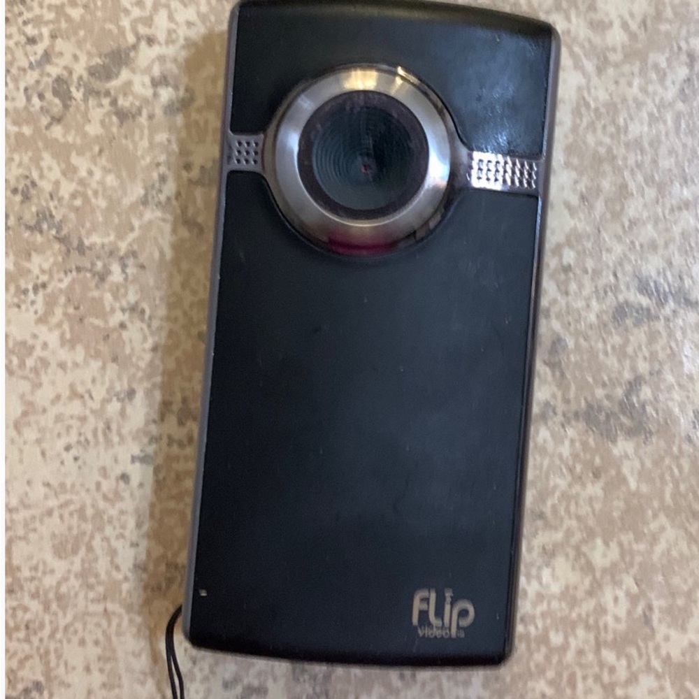 Cisco Flip Ultra HD Video U 2120 8GB Camcorder. Black / Silver- No Batteries Inc